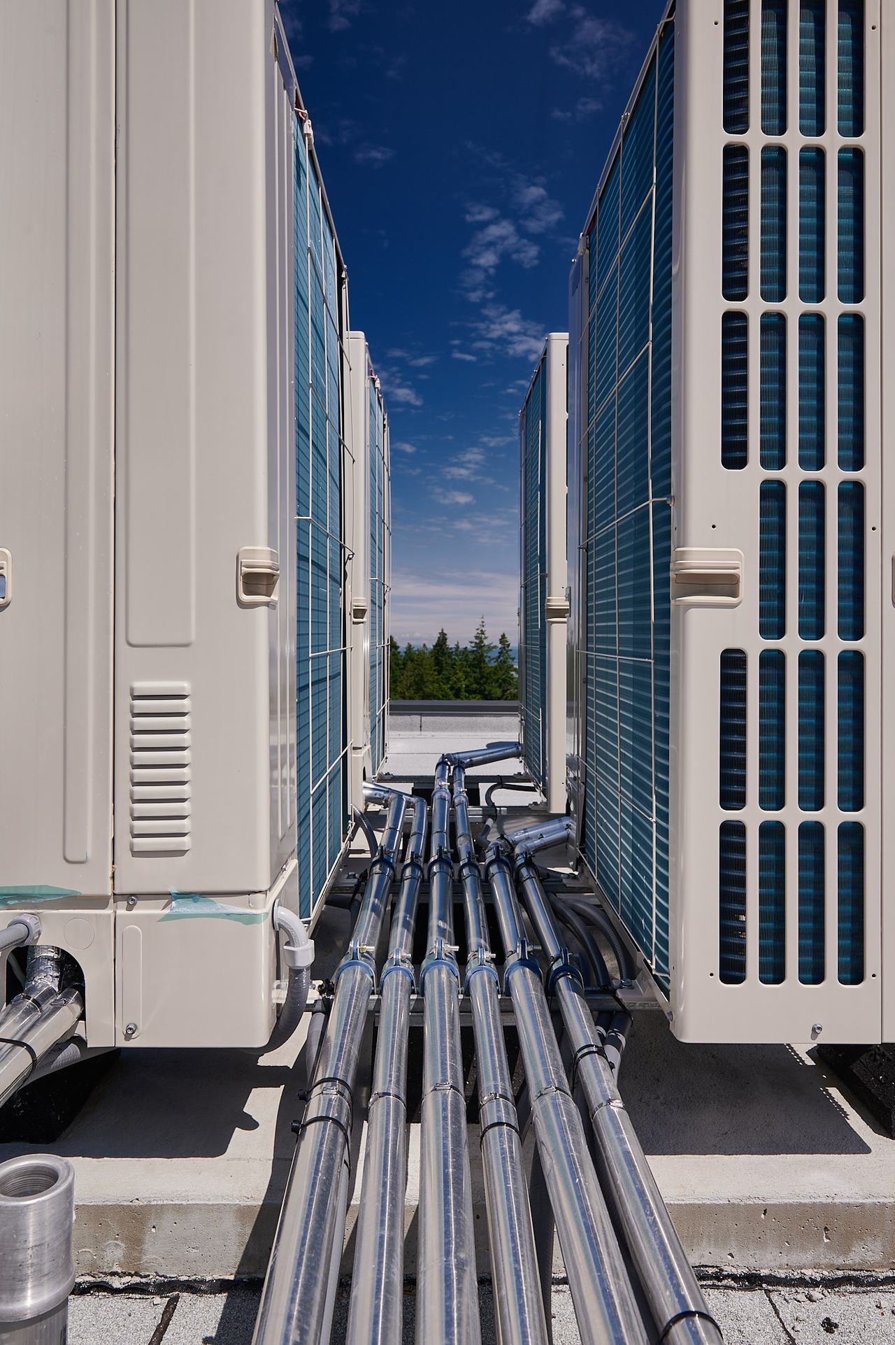 Insulated refrigerant line sets running between rooftop heat pump units