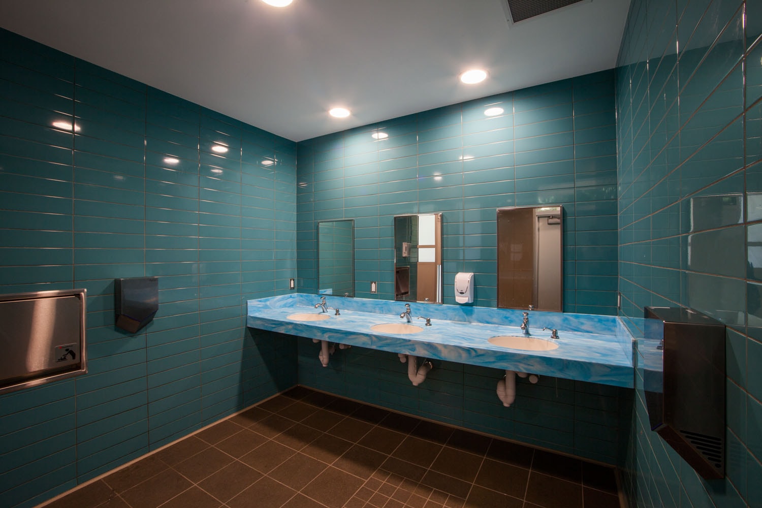 3 blue sinks in washroom