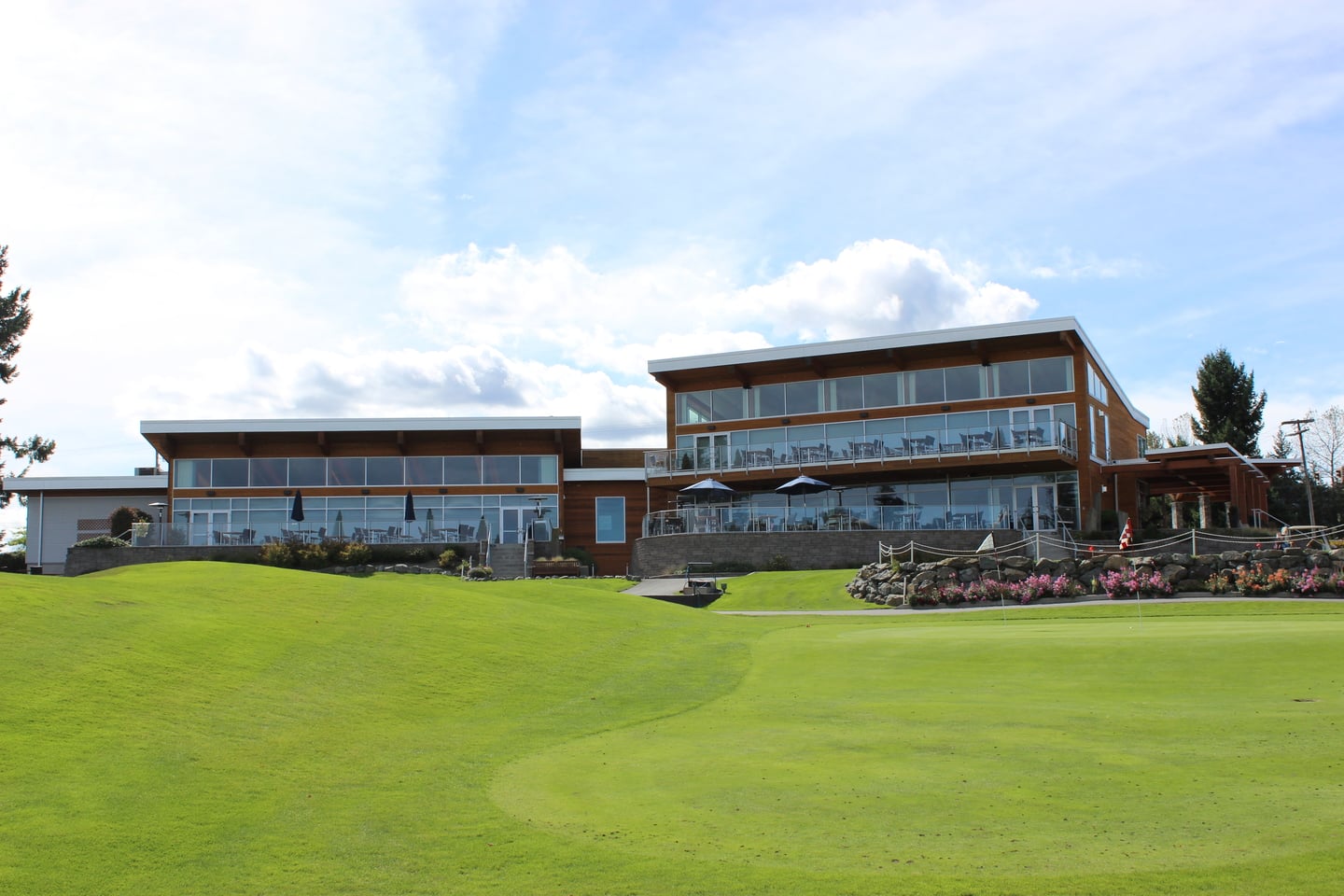 Nanaimo golf clubhouse overlooking green